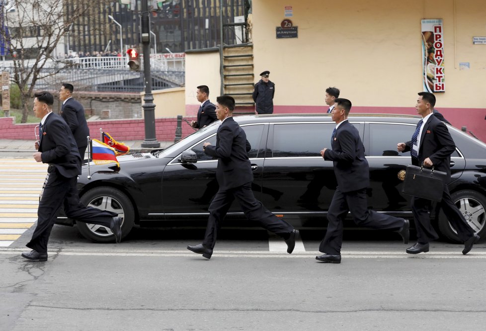 Severokorejský vůdce Kim Čong-un dorazil do Vladivostoku, po slavnostním uvítání nasedl do své limuzíny a za doprovodu běžících bodyguardů odjel. (24.04.2019)