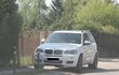 Bílé BMW X5, které ji Řepka koupil.