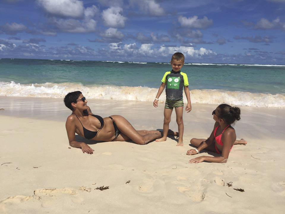 Vlaďka Erbová se svými dětmi na dovolené na pláži