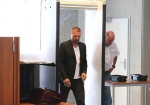 Tomáš Řepka u soudu, jeho obhájce musel kvůli bezpečnostnímu rámu sundat pásek.