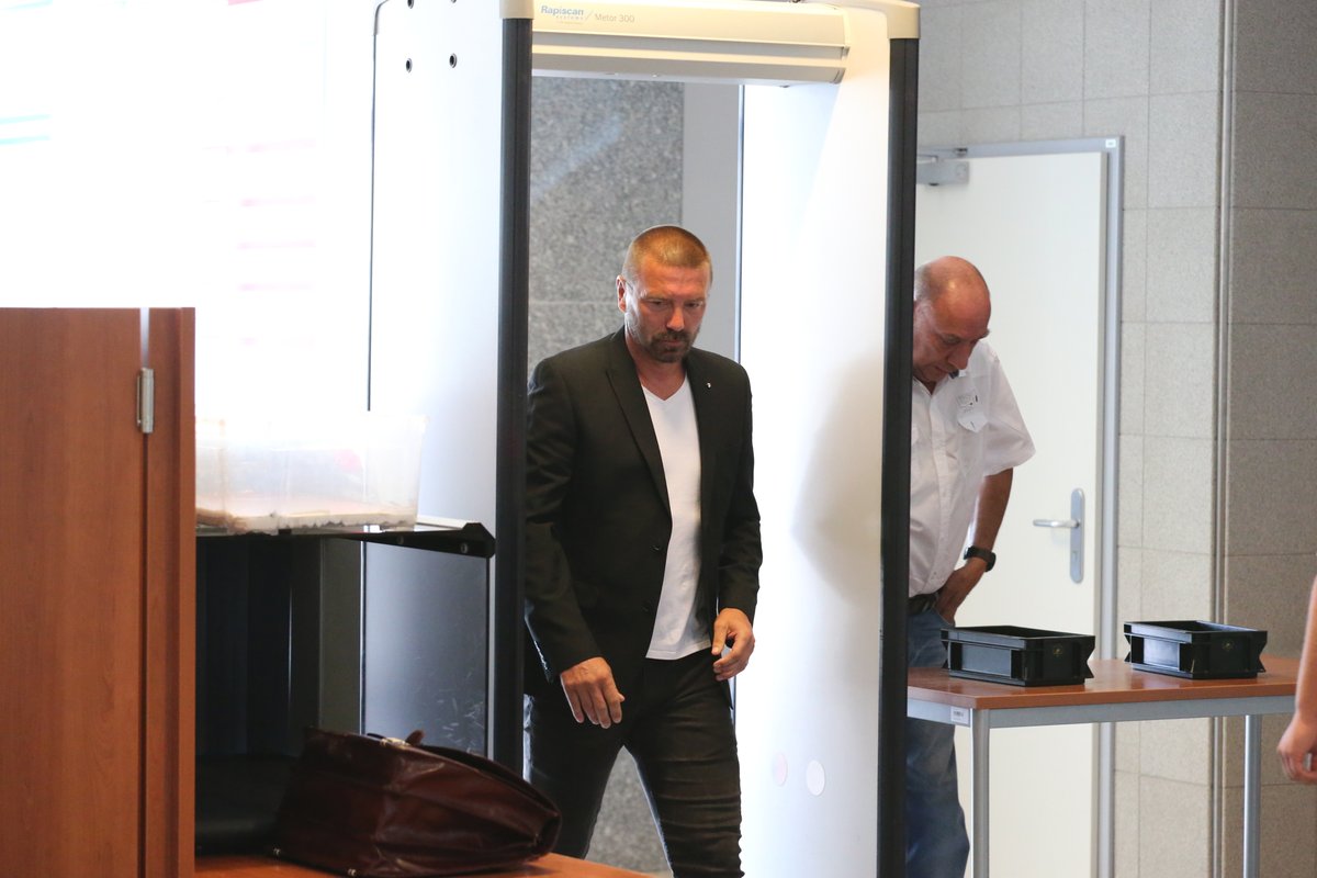 Tomáš Řepka u soudu, jeho odhájce musel kvůli bezpečnostnímu rámu sundat pásek