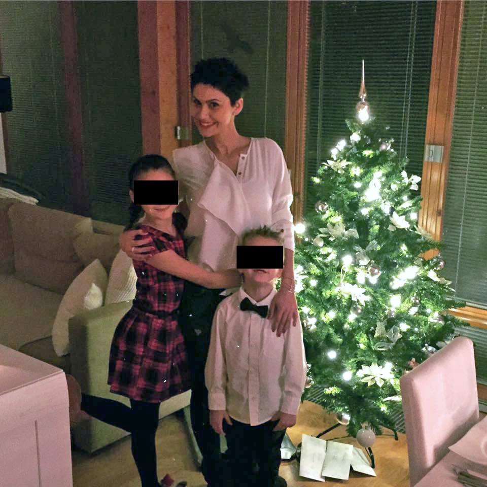 Vlaďka Erbová u vánočního stromečku se svými dětmi.