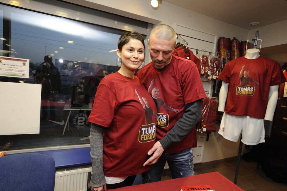 Řepka vzal na autogramiádu do fanshopu na Letné i partnerku Vlaďku Erbovou, která má termín porodu 20. března