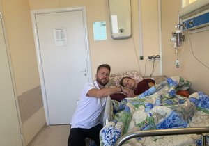 Vlaďka se svým mužem v ruské nemocnici.
