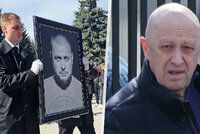 Pohřeb zavražděného Putinova muže Tatarského: Stovky lidí a symboly Z, dorazil i Prigožin