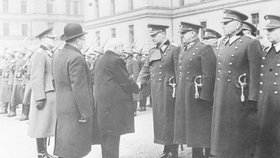 Státní prezident Emil Hácha na návštěvě 1. praporu vládního vojska v květnu 1940