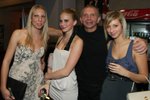 Miroslav Vladyka s dcerami a jejich kamarádkou (uprostřed)