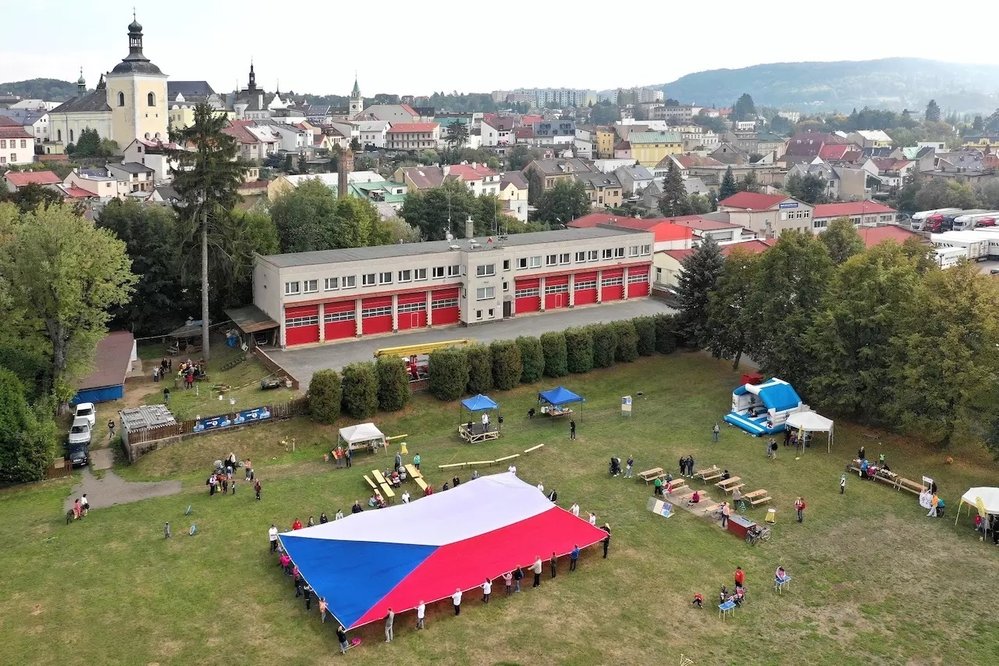 Rekordní česká vlajka má rozměry 18 krát 12 metrů