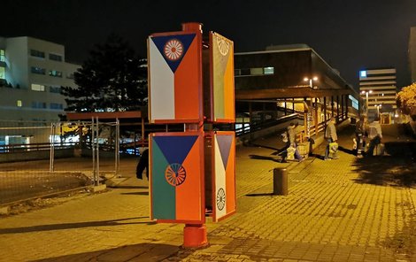 Podobné vlajky v roce 2019 v centru města.