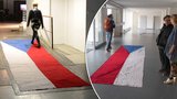 Česká vlajka jako rozhožka: Organizátoři výstavy ale podle všeho mají podporu aktivistů!