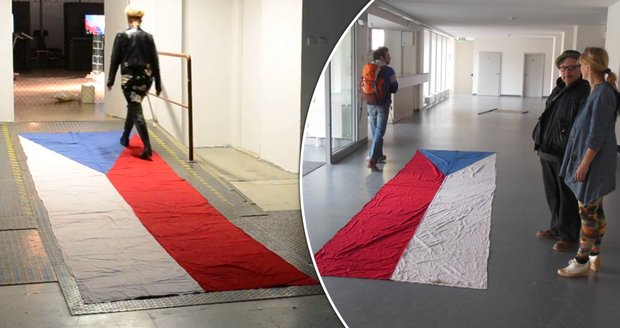 Na Slovensku použili na výstavě českou vlajku jako rohožku pro návštěvníky!