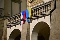 Ukrajinci vytáhli v parlamentu českou vlajku! Za soucit a solidaritu. Na Okamuru reaguje i Kyjev