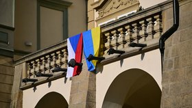 Poslanci vyvěsili vedle české vlajky i ukrajinskou (7.11.2025).