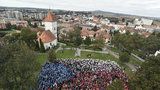 Nad Kyjovem se zavlnila největší česká vlajka: Balónky ji vytvořilo na 2 500 lidí