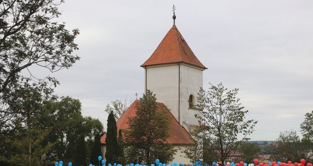 V Kyjově vznikla ve čtvrtek 27. září největší vlajka České republiky/Československa v historii. Pomocí balónků ji vytvořilo asi 2 400 lidí. Vlajka měla rozměr 31 x 26 metrů.