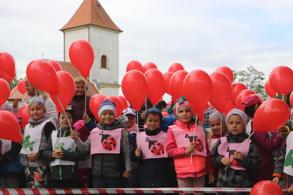 V Kyjově vznikla ve čtvrtek 27. září největší vlajka České republiky/Československa v historii. Pomocí balónků ji vytvořilo asi 2 400 lidí. Vlajka měla rozměr 31 x 26 metrů.