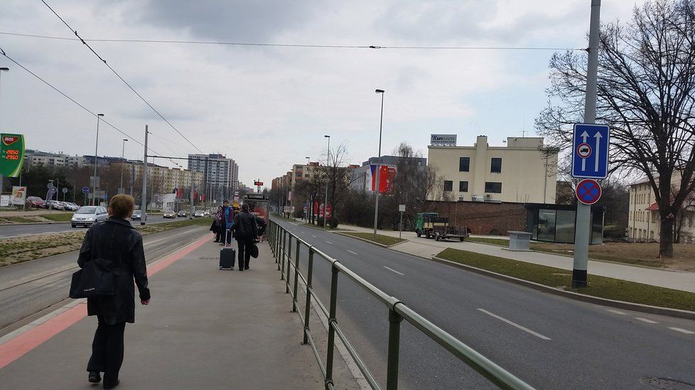 České a čínské vlajky na jedné z nejrušnějších tříd v Praze. Výzdobu na Evropské posvětil magistrát.