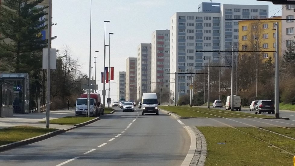 České a čínské vlajky na jedné z nejrušnějších tříd v Praze. Výzdobu na Evropské posvětil magistrát.