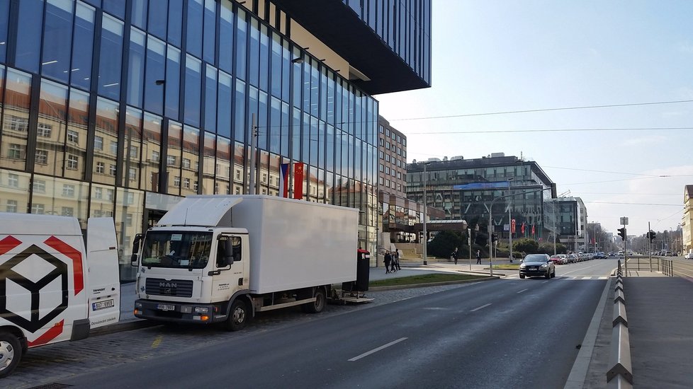 České a čínské vlajky na jedné z nejrušnějších tříd v Praze. Výzdobu na Evropské posvětil magistrát.