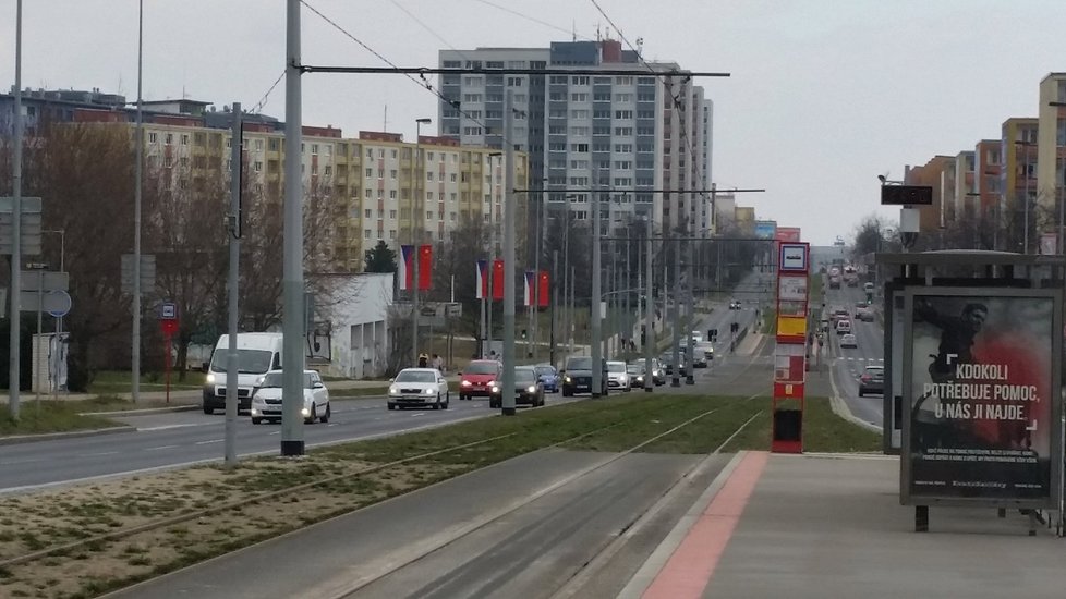 České a čínské vlajky na jedné z nejrušnějších tříd v Praze. Výzdobu na Evropské posvětil magistrát.