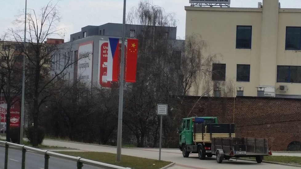 České a čínské vlajky na jedné z nejrušnějších tříd v Praze. Výzdobu na Evropské posvětil magistrát.