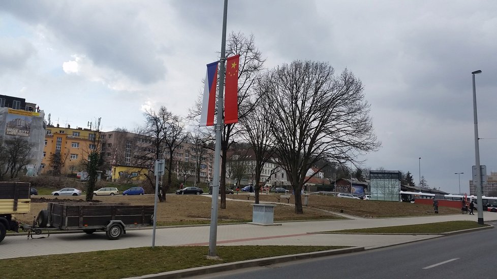 České a čínské vlajky na jedné z nejrušnějších tříd v Praze. Výzdobu na Evropské posvětil magistrát.