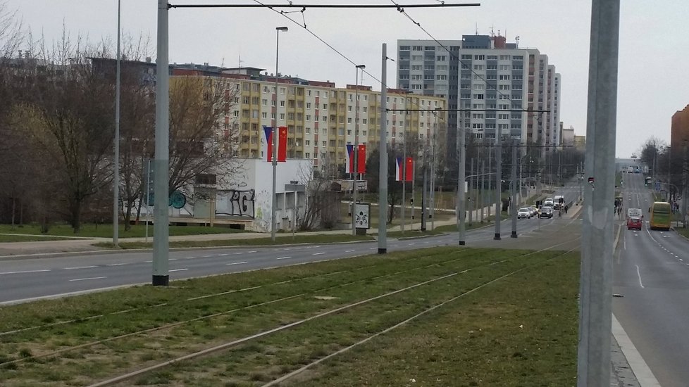 České a čínské vlajky na jedné z nejrušnějších tříd v Praze. Výzdobu na Evropské posvětil magistrát.