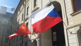 Vlajka Číny vlaje i na Pražském hradě. Prezidenti se setkali na soukromém jednání.
