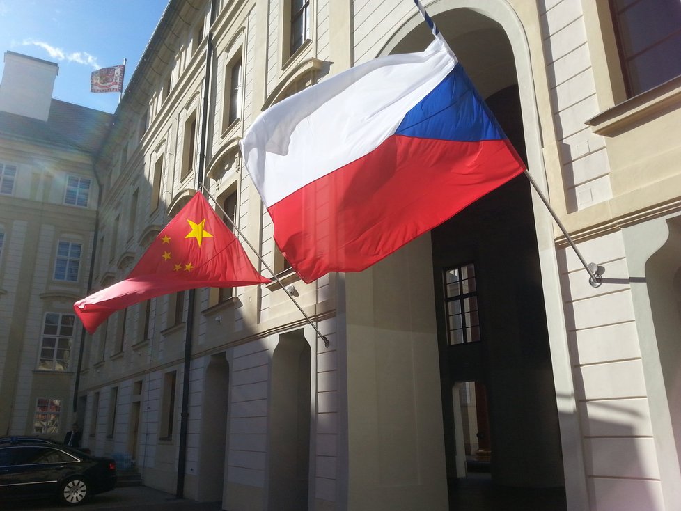 Vlajka Číny vlaje i na Pražském hradě. Prezidenti se setkávají na soukromém jednání.