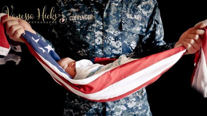 Fotografce vyhrožují a nadávají za fotku novorozence v americké vlajce