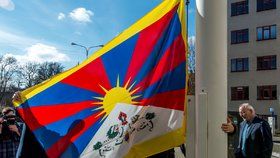 Zástupci Hradce Králové vyvěsili 9. března před budovou magistrátu tibetskou vlajku, čímž se kraj potřetí připojil k celosvětové akci Vlajka pro Tibet.