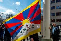Stovky českých radnic a 97 škol vyvěsilo vlajku Tibetu. Dráždí Čínu