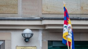 Před Čínskou ambasádou v pražských Dejvicích se 10. března sešly zhruba dvě stovky lidí na podporu lidských práv v Tibetu. Happening se konal v rámci každoroční akce Vlajka pro Tibet, kdy je úřady a školy vyvěšují na podporu Tiběťanů.