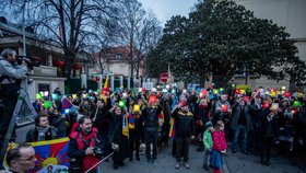 Před Čínskou ambasádou v pražských Dejvicích se 10. března sešly zhruba dvě stovky lidí na podporu lidských práv v Tibetu. Happening se konal v rámci každoroční akce Vlajka pro Tibet, kdy je úřady a školy vyvěšují na podporu Tiběťanů.