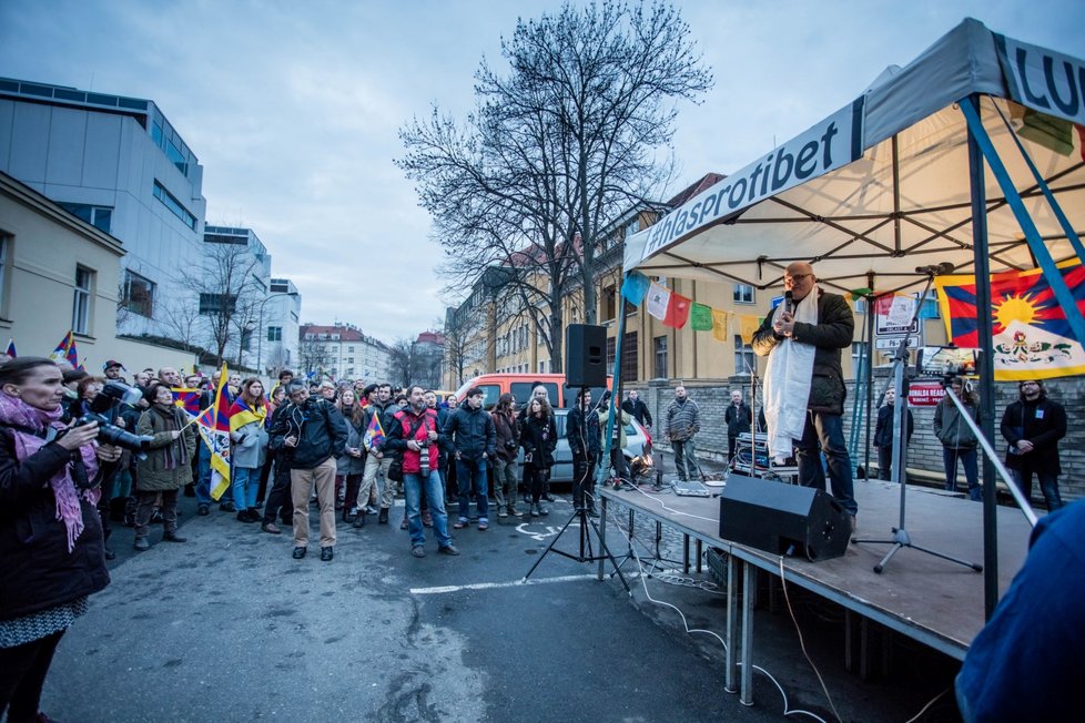 Před Čínskou ambasádou v pražských Dejvicích se 10. března sešly zhruba dvě stovky lidí na podporu lidských práv v Tibetu. Happening se konal v rámci každoroční akce Vlajka pro Tibet, kdy je úřady a školy vyvěšují na podporu Tiběťanů.