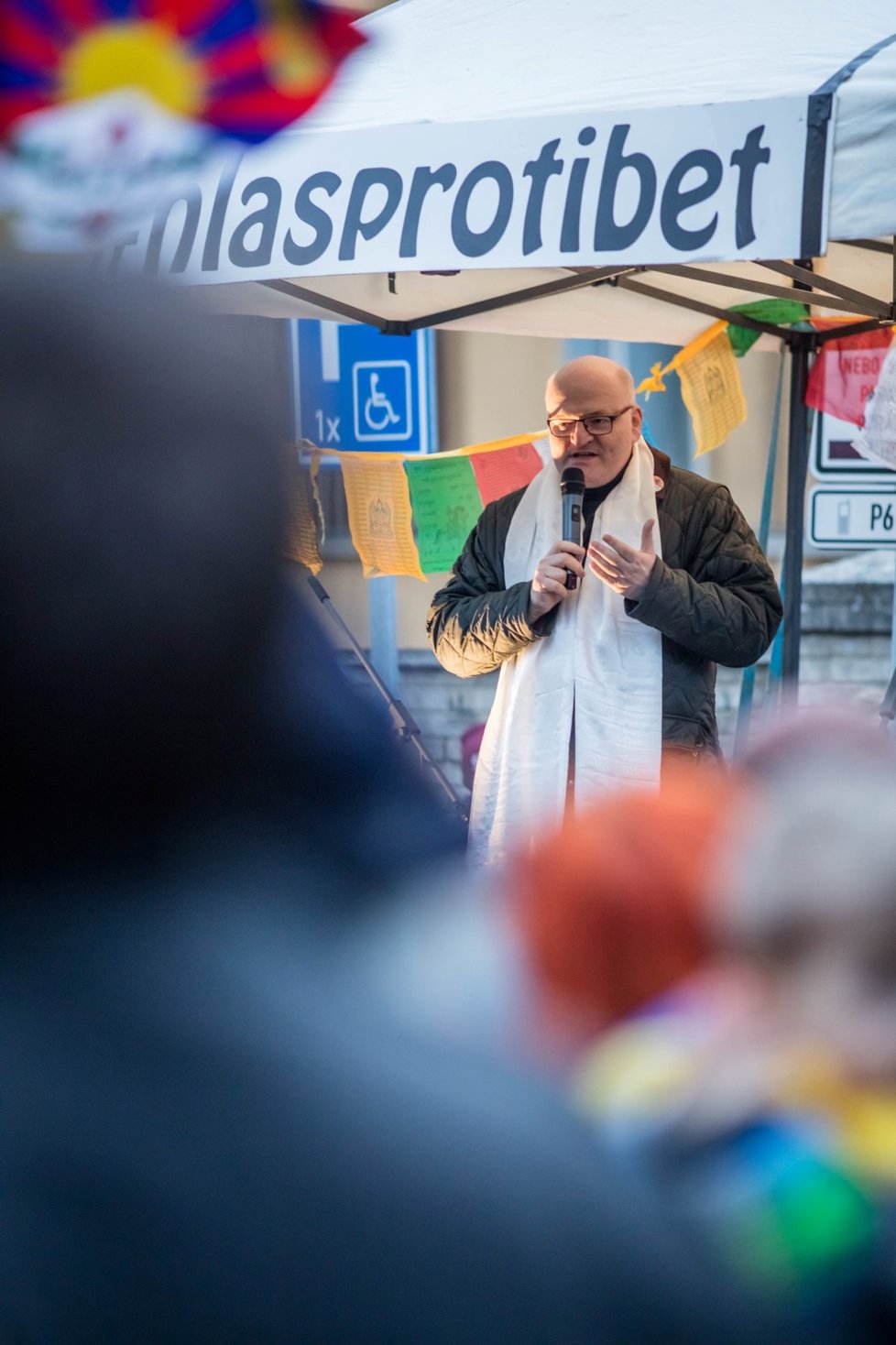 Před Čínskou ambasádou v pražských Dejvicích se 10. března sešly zhruba dvě stovky lidí na podporu lidských práv v Tibetu. Happening se konal v rámci každoroční akce Vlajka pro Tibet, kdy je úřady a školy vyvěšují na podporu Tiběťanů.