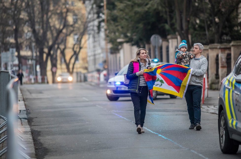 Před Čínskou ambasádou v pražských Dejvicích se 10. března sešly zhruba dvě stovky lidí na podporu lidských práv v Tibetu. Happening se konal v rámci každoroční akce Vlajka pro Tibet, kdy je úřady a školy vyvěšují na podporu Tiběťanů.