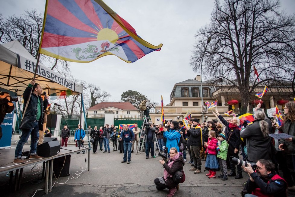 Před Čínskou ambasádou v pražských Dejvicích se 10. března sešly zhruba dvě stovky lidí na podporu lidských práv v Tibetu. Happening se konal v rámci každoroční akce Vlajka pro Tibet, kdy je úřady a školy vyvěšují na podporu Tiběťanů.