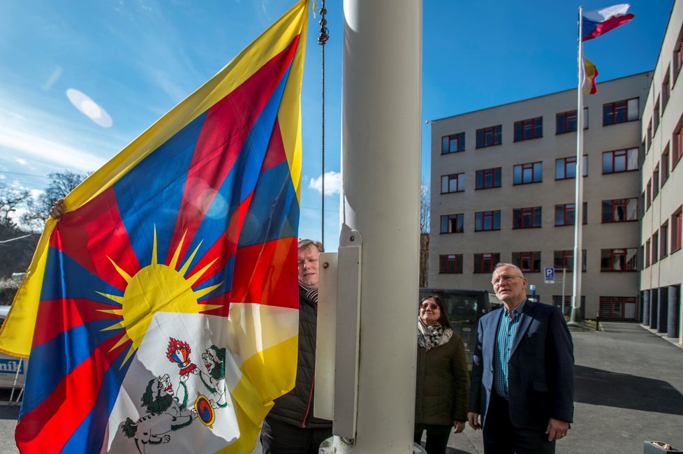 Zástupci Hradce Králové vyvěsili 9. března před budovou magistrátu tibetskou vlajku, čímž se kraj potřetí připojil k celosvětové akci Vlajka pro Tibet.