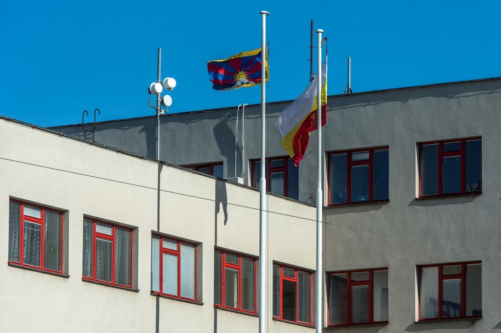 Zástupci Hradce Králové vyvěsili 9. března před budovou magistrátu tibetskou vlajku, čímž se kraj potřetí připojil k celosvětové akci Vlajka pro Tibet.