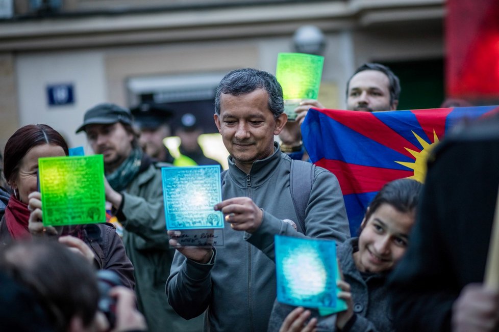 Před Čínskou ambasádou v pražských Dejvicích se 10. března sešly zhruba dvě stovky lidí na podporu lidských práv v Tibetu. Happening se konal v rámci každoroční akce Vlajka pro Tibet, kdy je úřady a školy vyvěšují na podporu Tiběťanů.