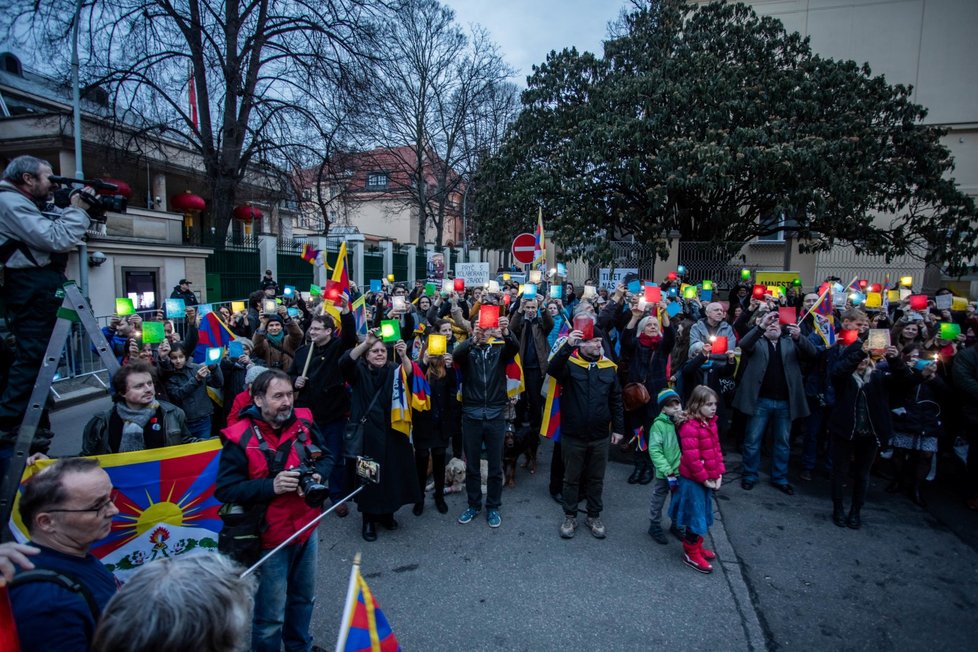 Před Čínskou ambasádou v pražských Dejvicích se 10. března sešly zhruba dvě stovky lidí na podporu lidských práv v Tibetu. Happening se konal v rámci každoroční akce Vlajka pro Tibet, kdy je úřady a školy vyvěšují na podporu Tiběťanů.
