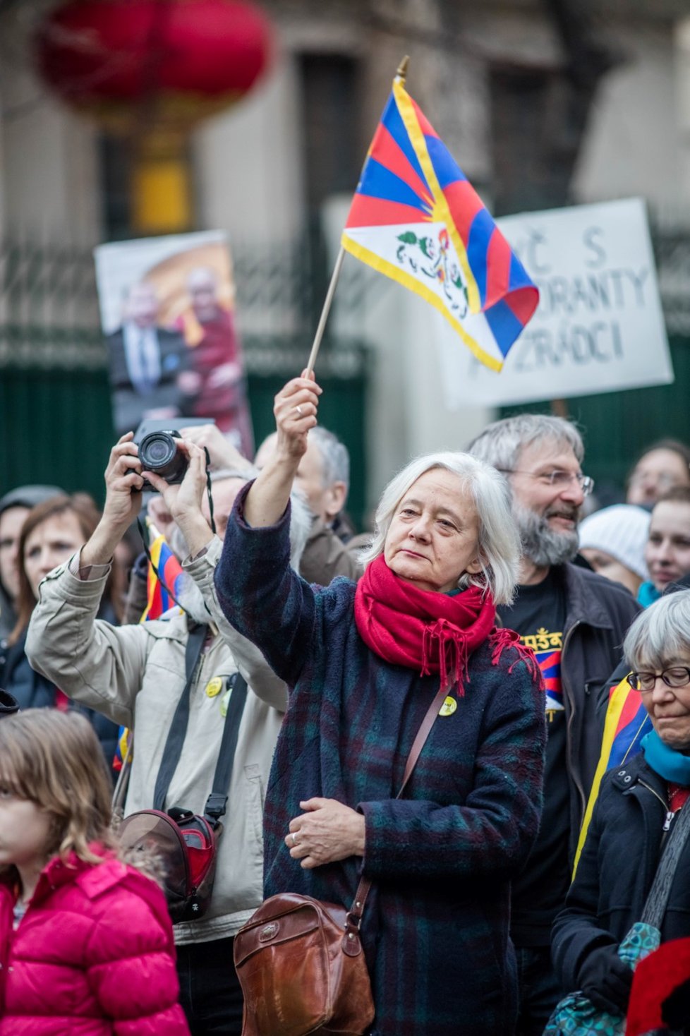 Před Čínskou ambasádou v pražských Dejvicích se 10. března sešly zhruba dvě stovky lidí na podporu lidských práv v Tibetu. Happening se konal v rámci každoroční akce Vlajka pro Tibet, kdy je úřady a školy vyvěšují na podporu Tiběťanů.