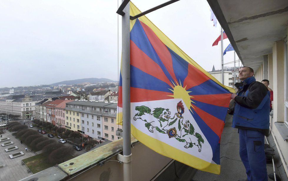 Vztyčení tibetské vlajky na sídle ústeckého magistrátu.