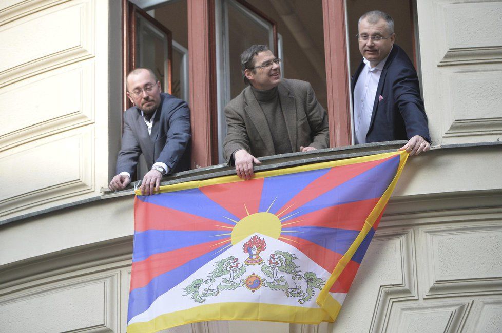 Zastupitelé hlavního města Prahy z řad TOP 09 vyvěsili tibetskou vlajku i z oken svého klubu na pražském magistrátu.