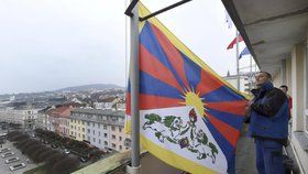 Při návštěvě čínského prezidenta vlála v Česku spousta tibetských vlajek.