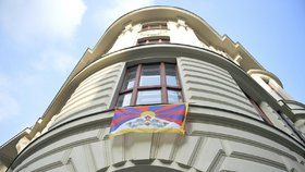 Zastupitelé hlavního města Prahy z řad TOP 09 vyvěsili tibetskou vlajku i z oken svého klubu na pražském magistrátu.
