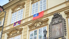 Vlajky Tibetu a Tchaj-wanu, které vyvěsili poslanci TOP 09 v budově u Malostranského náměstí.