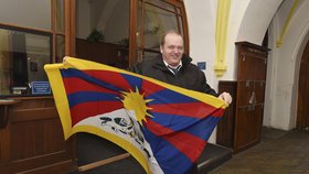 Při návštěvě čínského prezidenta vlála v Česku spousta tibetských vlajek.