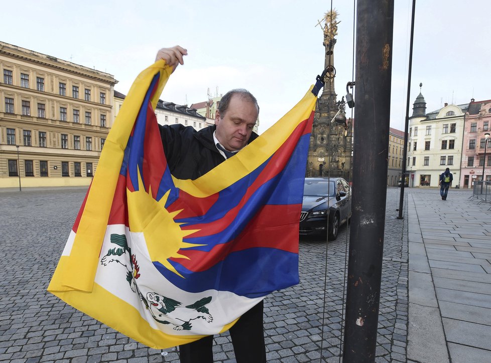 Také zaměstnanci olomouckého magistrátu vyvěsili 10. března na budově radnice na Horním náměstí vlajku Tibetu.